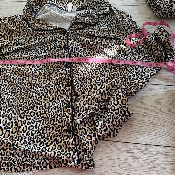 Women's 3X Leopard Print Pajama Set button up short sleeve cropped bottoms EUC - Picture 9 of 12